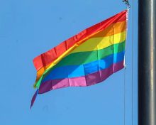 Por primera vez, se iza la bandera gay en la Plaza Morelos de Morelia